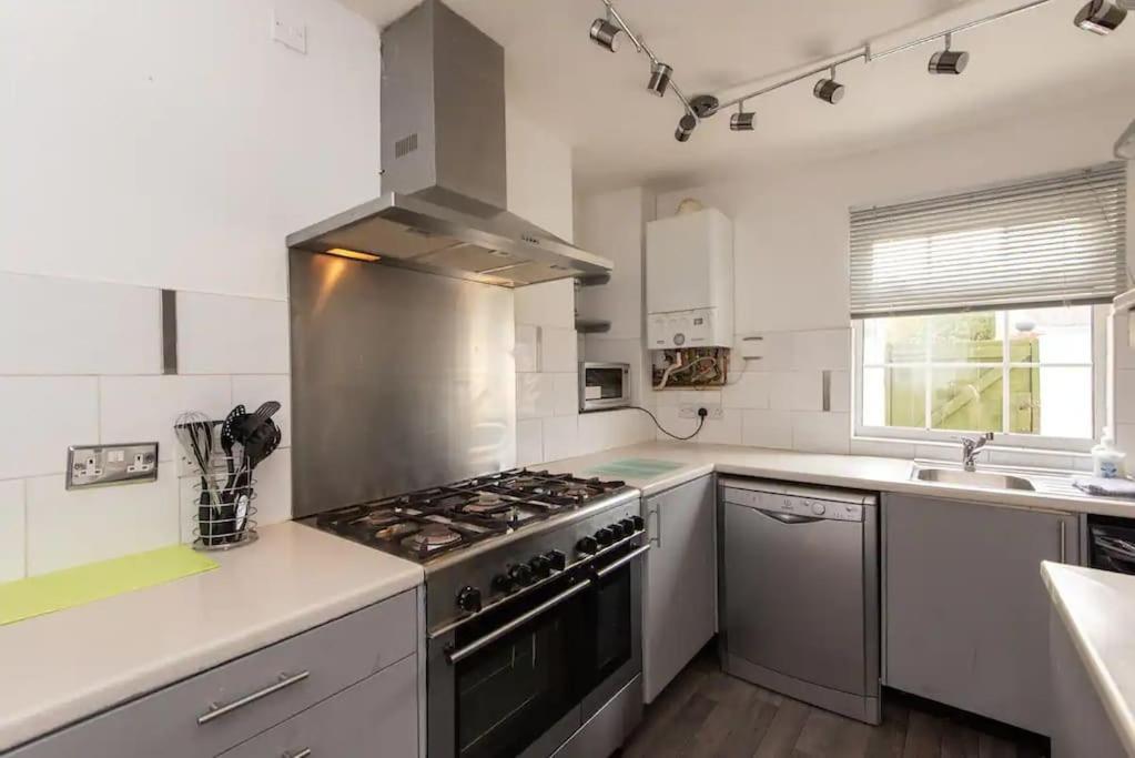 Peaceful Home From Home - Spacious 3 Bedroom House Accommodating 7 - Ideal For Families And Workers Gateshead Exterior foto